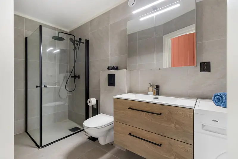 Fertig saniertes Bad mit bodenebener Dusche und Holz-Waschtisch